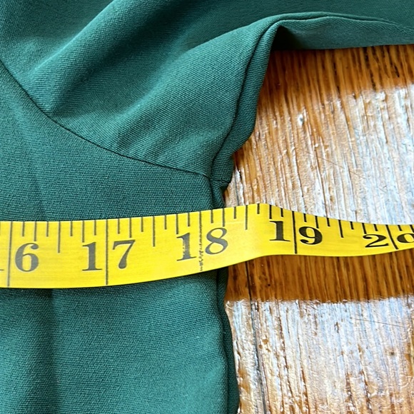 Hunter green long sleeve babydoll style dress. V-Neck. Elastic cuffs. Size Small - Picture 7 of 10